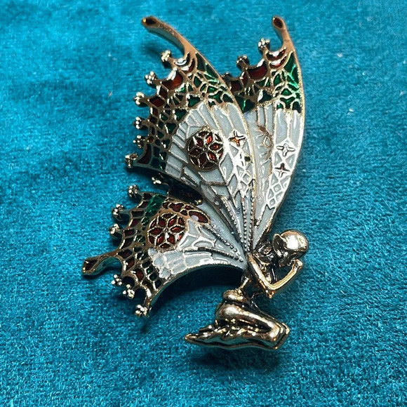 Unbranded Jewelry - Fairy Brooch- Kneeling Praying Fae